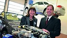 Hannelore Staps, stellvertretende Bürgermeisterin der Stadt Neuss und Jörg Felske, Leiter Vertrieb Deutschland der Audi AG. Foto: Auto-Reporter/Audi